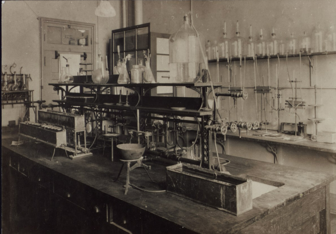 Laboratory In 1921 At The University Of Toronto (1)